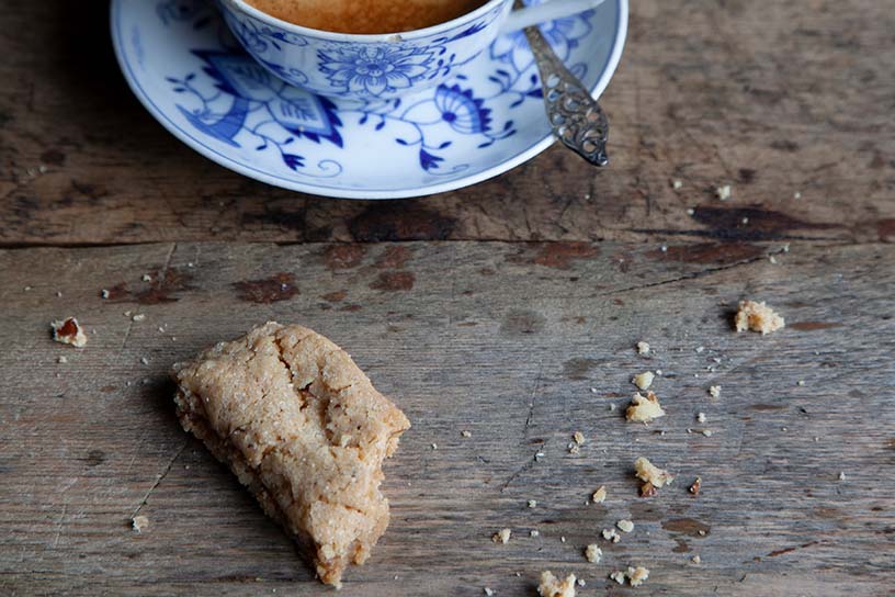 Friese dÃºmkes met een kop koffie